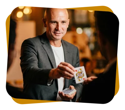 Mister Leblanc, magicien et mentaliste professionnel en Belgique, réalisant un tour de magie de cartes lors d'une prestation de close-up.